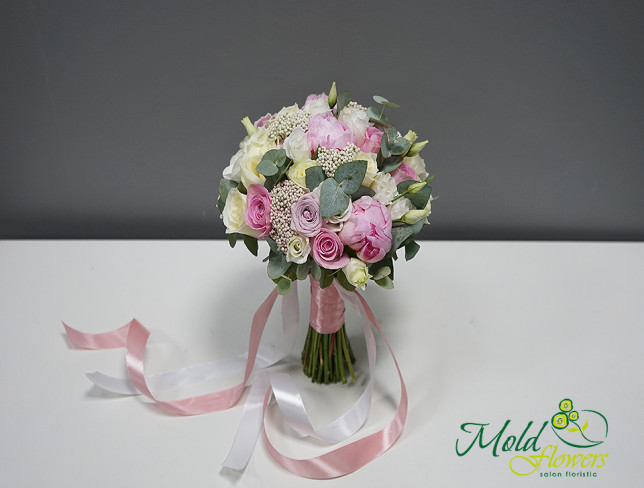 Buchet de mireasă cu  trandafiri roz, bujori și eustoma alba foto